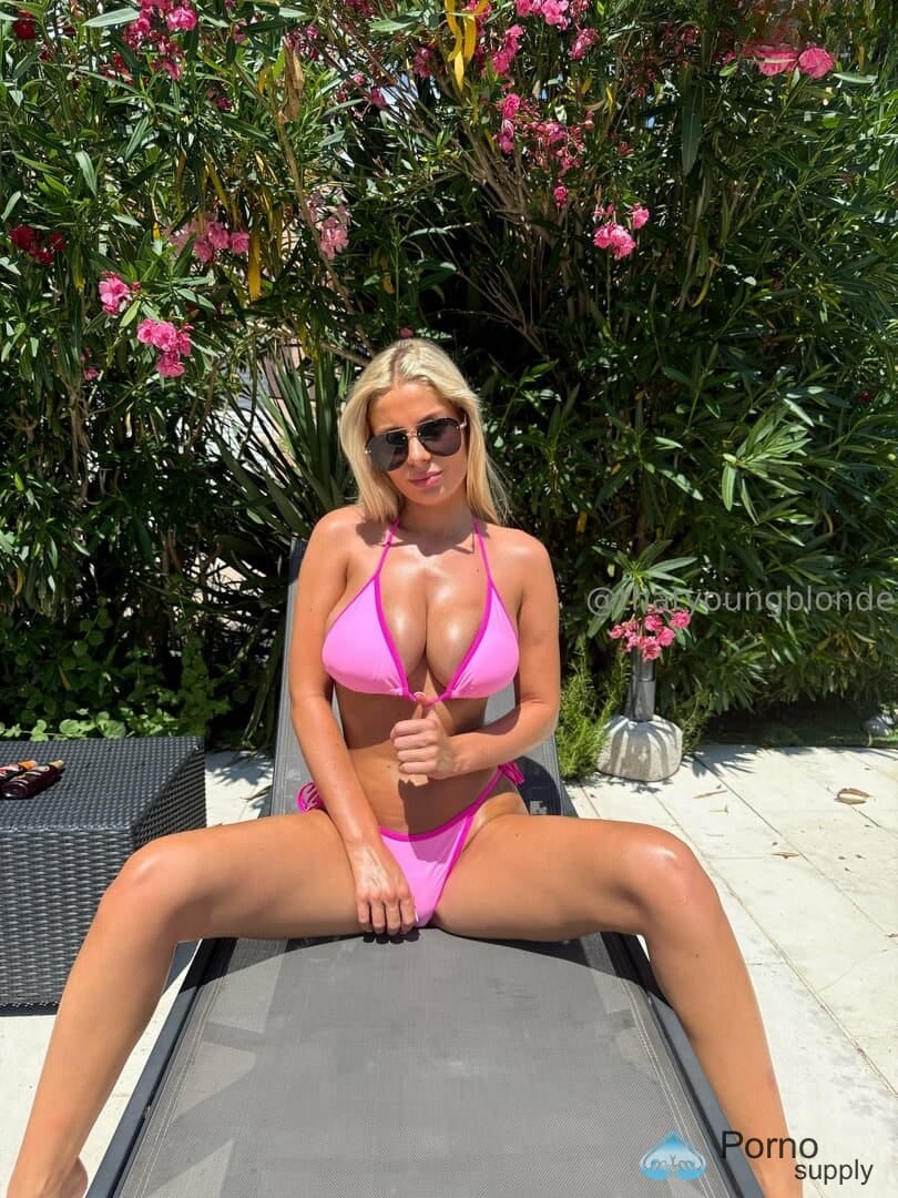 ThatYoungBlonde's suggestive snapshot